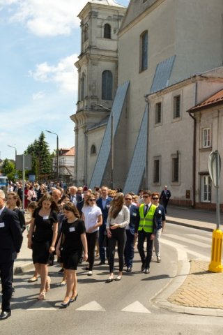 Przemarsz uczestników Jubileuszu Szkoły